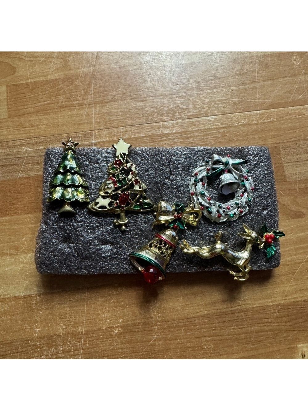 Christmas pin bundle 5 pins Christmas tree, wreath, reindeer & bell.  New